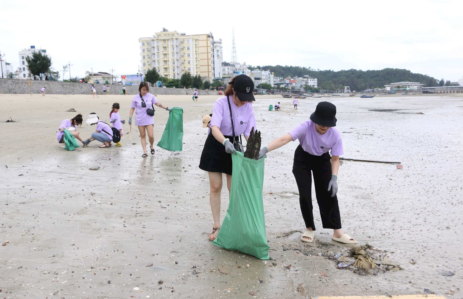 Du lịch biển đảo Quảng Ninh nói “không” với rác thải nhựa