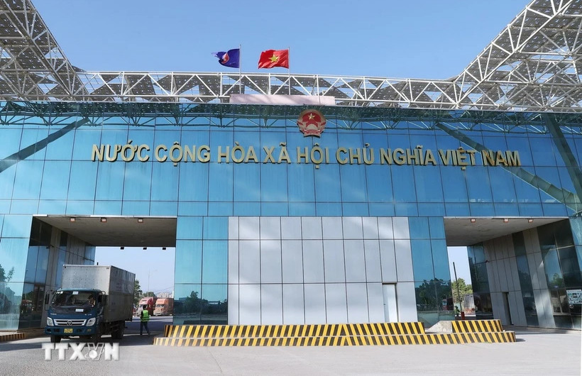 Kim ngạch xuất nhập khẩu hàng hóa qua cửa khẩu Móng Cái tăng hơn 58%