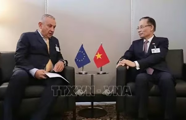   Quyền Bộ trưởng Ngoại giao Việt Nam Lê Hoài Trung gặp Ủy viên Liên minh châu Âu (EU) về Quan hệ Đối tác Quốc tế