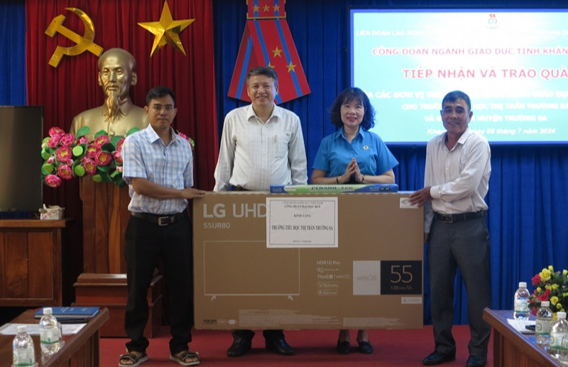   Trao đổi chuyên môn, nghiệp vụ cho giáo viên công tác tại Trường Sa