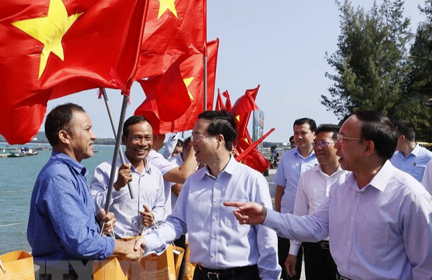 Chủ tịch nước Võ Văn Thưởng thăm quân và dân huyện đảo Cô Tô