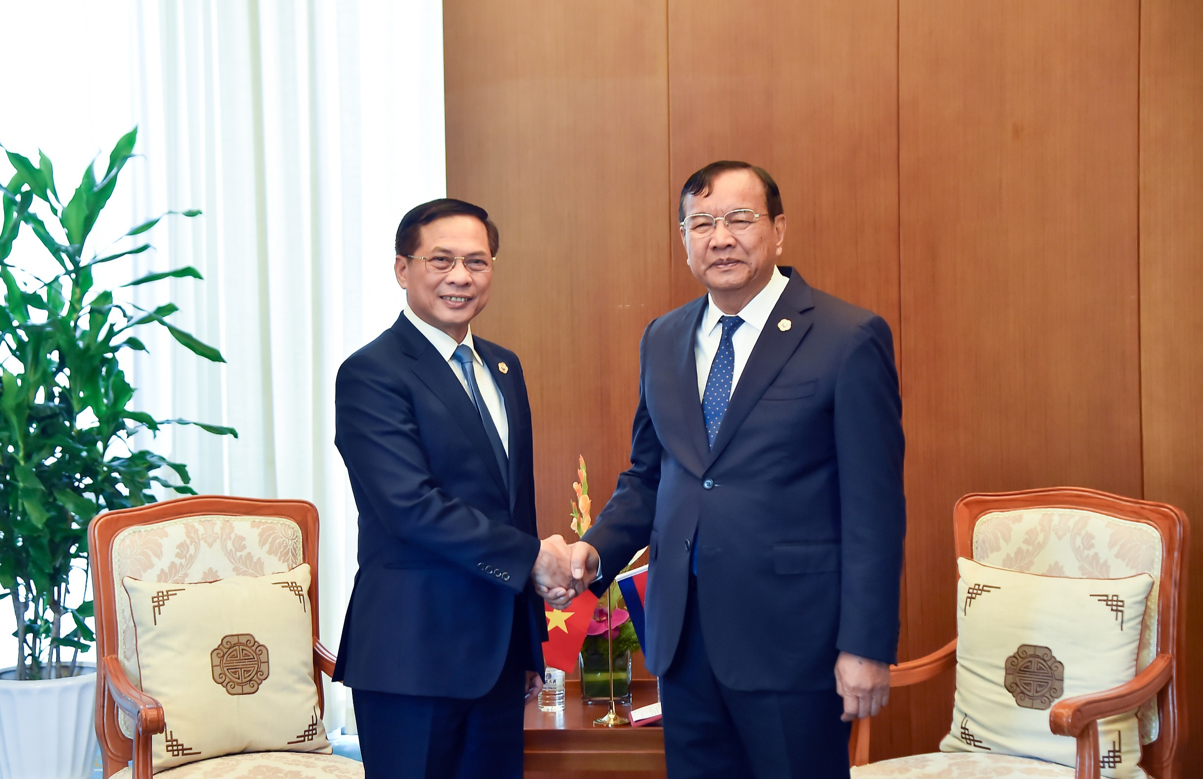 Phó Thủ tướng, Bộ trưởng Ngoại giao Bùi Thanh Sơn gặp Phó Thủ tướng, Bộ trưởng Ngoại giao và Hợp tác quốc tế Campuchia Prak Sokhonn