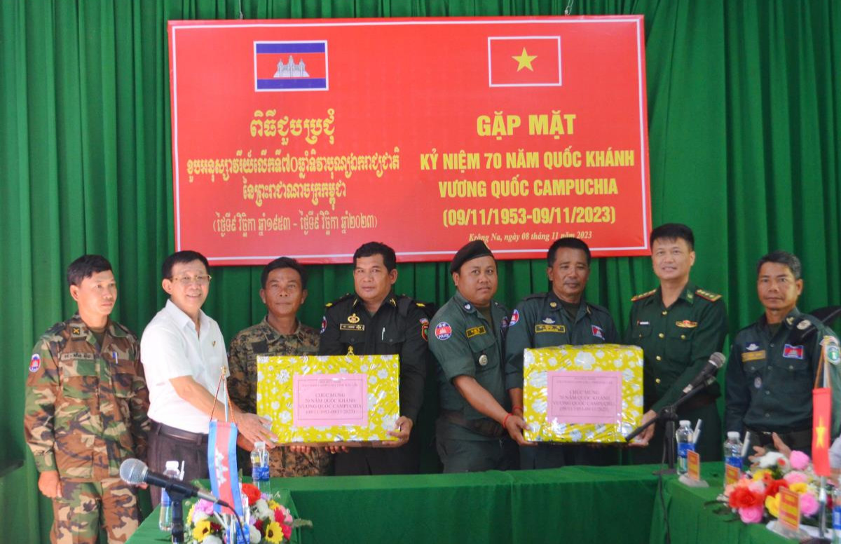 Gặp mặt, tặng quà lực lượng bảo vệ biên giới tỉnh Mondulkiri nhân dịp Quốc khánh Campuchia