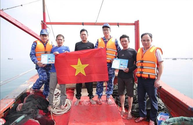 Củng cố niềm tin của nhân dân vào lực lượng chấp pháp trên biển