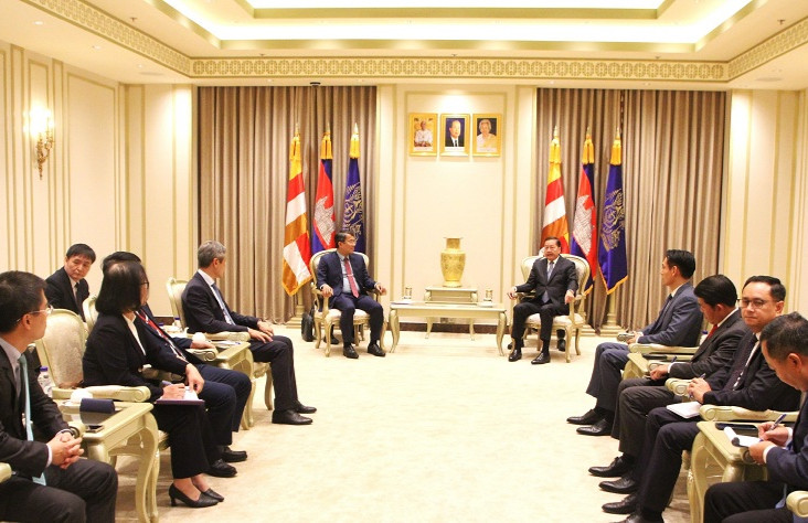 Ủy viên Trung ương Đảng, Thứ trưởng Thường trực Bộ Ngoại giao Nguyễn Minh Vũ chào xã giao Phó Thủ tướng thứ Nhất Campuchia Neth Savoeun