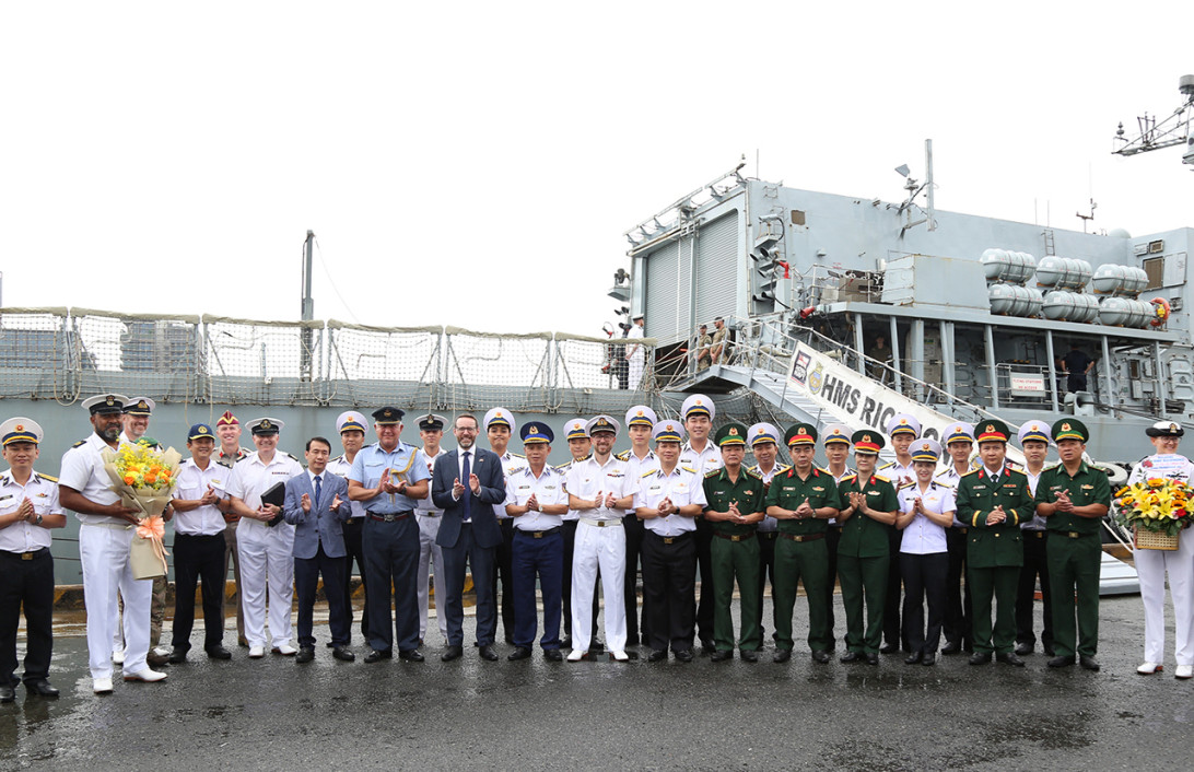   Tàu khu trục HMS RICHMOND của Hải quân Hoàng gia Anh thăm TP. Hồ Chí Minh