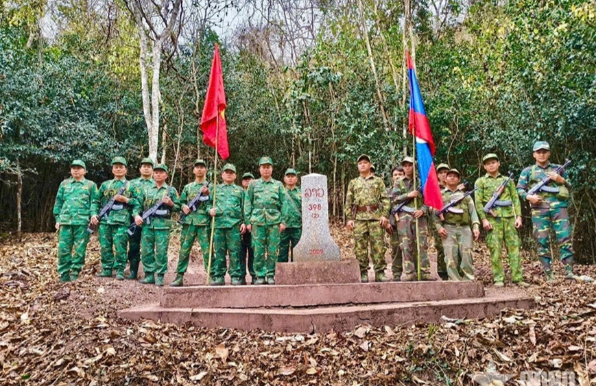 Bộ đội Biên phòng Nghệ An và Xiêng Khoảng tuần tra bảo vệ biên giới