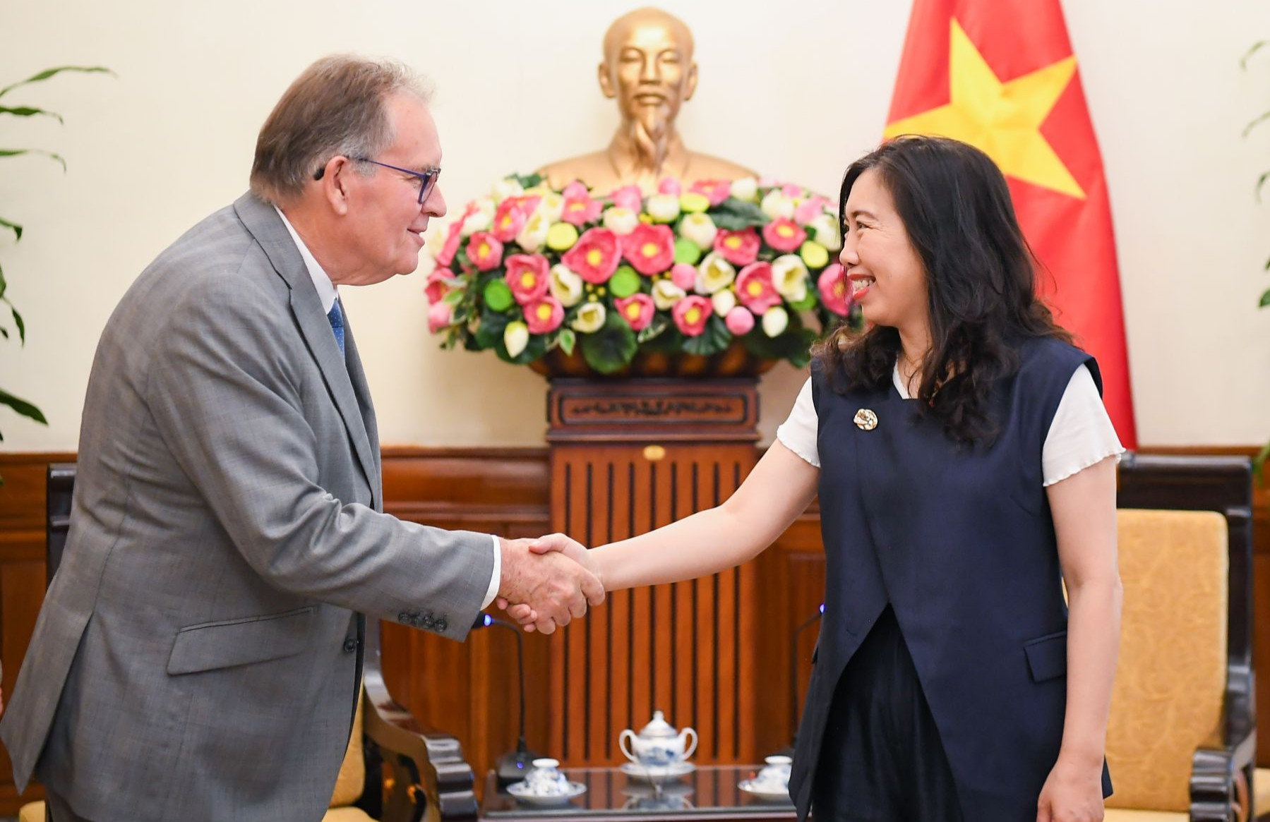   Thứ trưởng Bộ Ngoại giao Lê Thị Thu Hằng tiếp Nhóm Nghị sĩ hữu Pháp - Việt tại Thượng viện Pháp