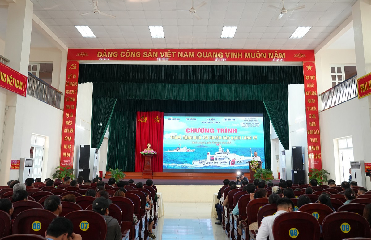 Thăm, tặng quà quân và dân huyện đảo Bạch Long Vĩ
