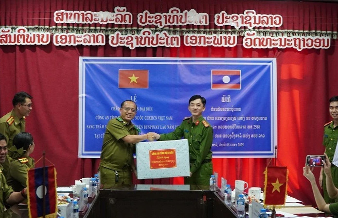 Đoàn công tác Công an tỉnh Điện Biên thăm, làm việc với Công an 3 tỉnh Bắc Lào