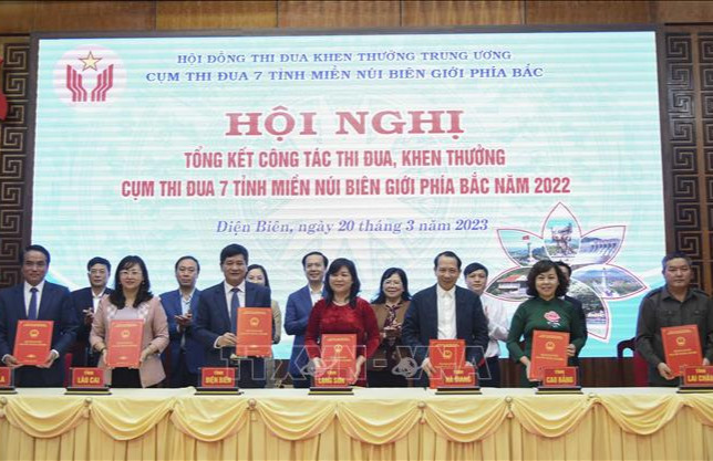 Chú trọng khen thưởng lao động trực tiếp, các tập thể ở vùng sâu, vùng biên giới