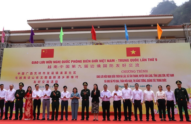 Giao lưu hữu nghị giữa chính quyền và nhân dân hai bên biên giới