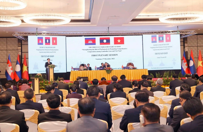 Phiên toàn thể thứ nhất Hội nghị cấp cao Quốc hội ba nước Campuchia-Lào-Việt Nam