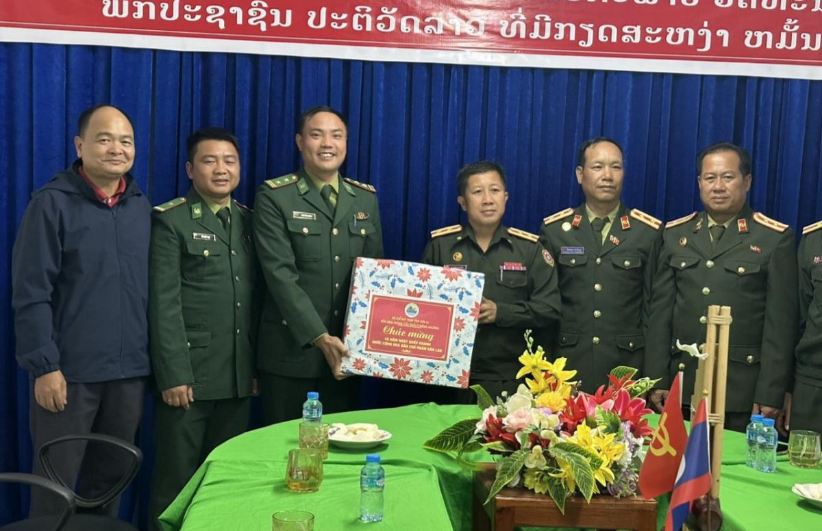 Sơn La: Chúc mừng, tặng quà lực lượng bảo vệ biên giới Lào nhân dịp Quốc khánh