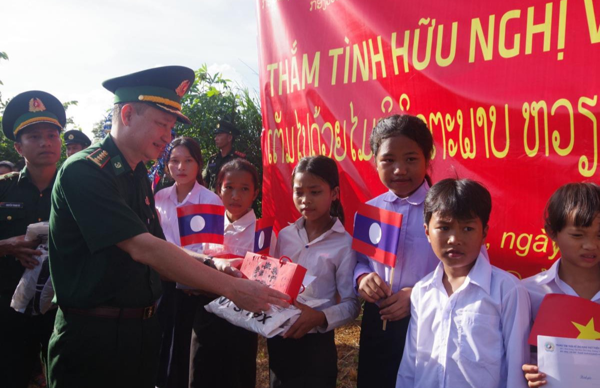 Thiếu nhi Việt - Lào cùng chung vui Tết Trung thu nơi biên giới